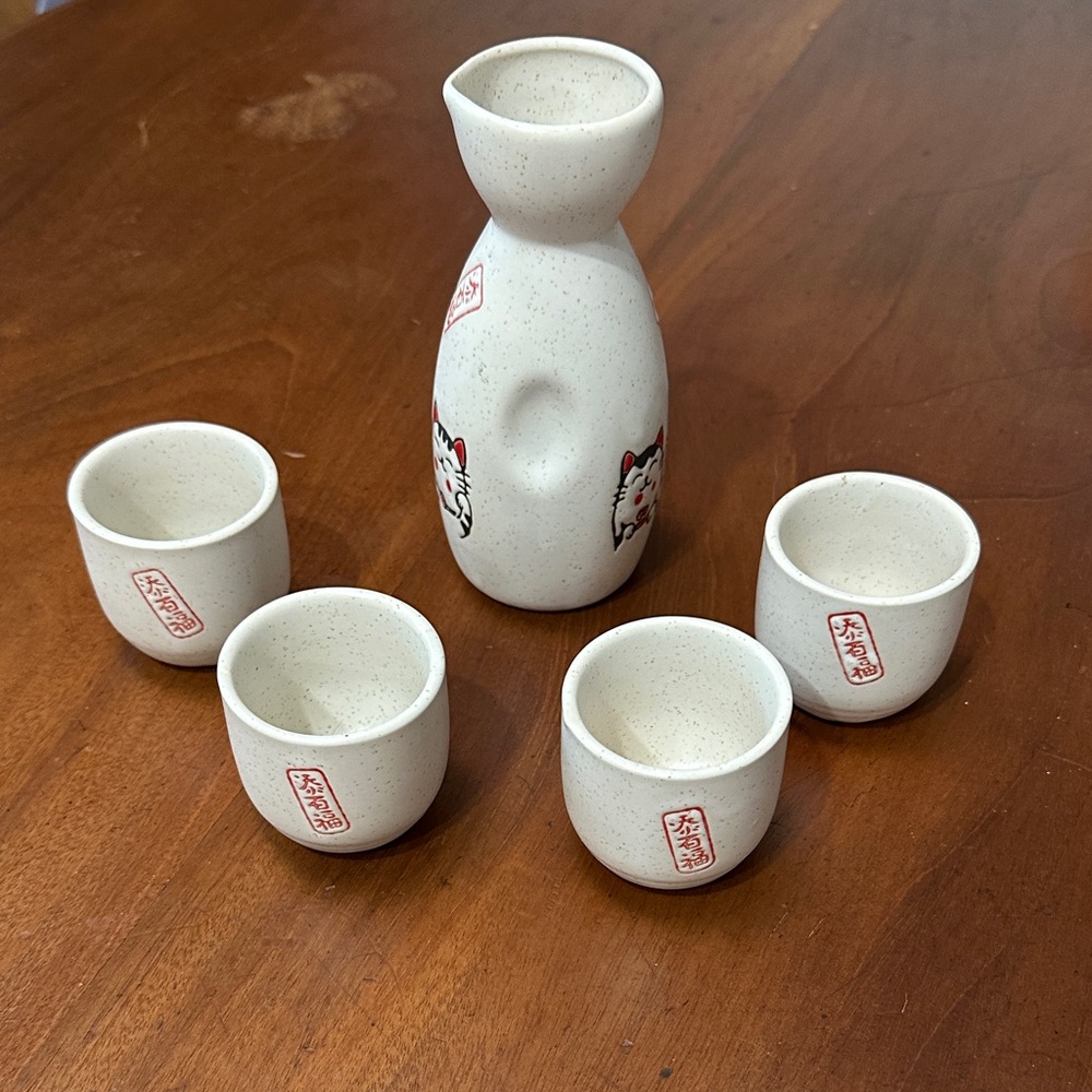 Ceramic Lucky Cat Sake Set - Cream and Red - Picture 2 of 4